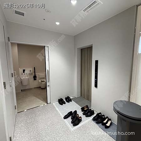 貸室階エレベーターホール