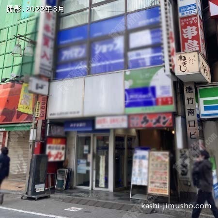 ビル入口前面