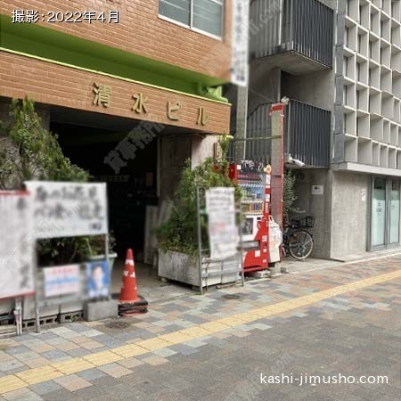 ビル入口前面