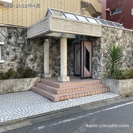 建物入口前面