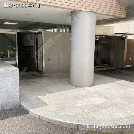 ビル入口前