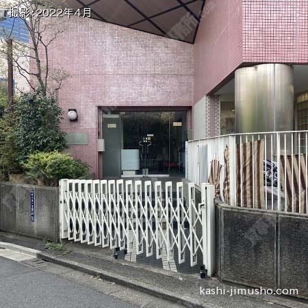 ビル入口前面