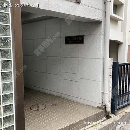 ビル入口前面