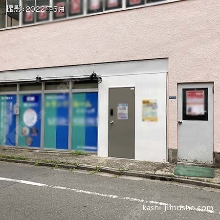 ビル入口前