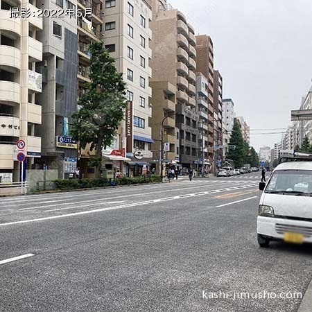 前面道路(本郷通り)