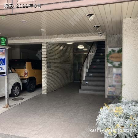 ビル入口前
