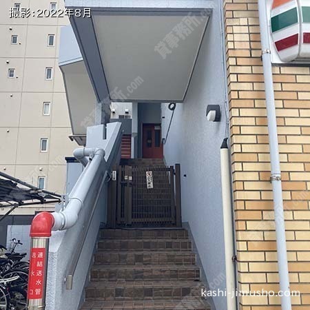 ビル入口前面