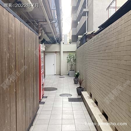 ビル入口前面