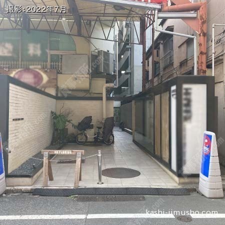 ビル入口前面