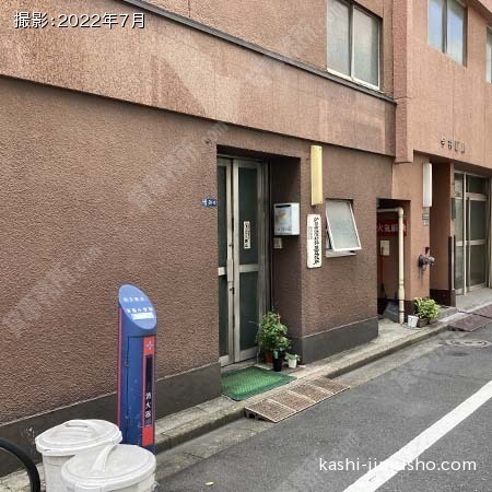 ビル入口前面