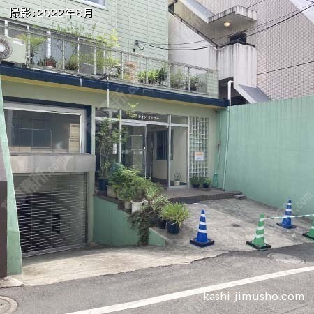 ビル入口前面