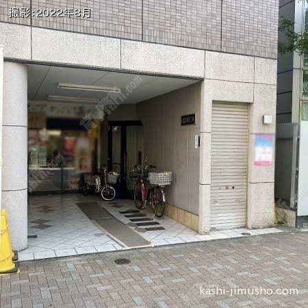 ビル入口前面