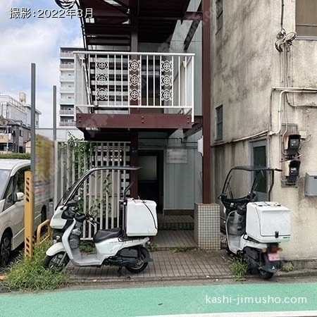 ビル入口前面