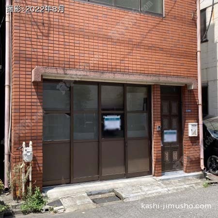 ビル入口前面