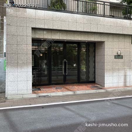 ビル入口前面