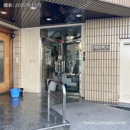ビル入口前