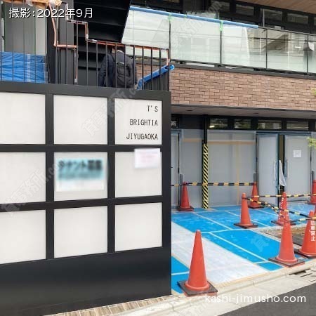 建物入口前面