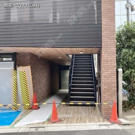 建物入口前面