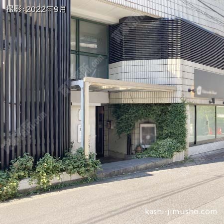 建物入口前面