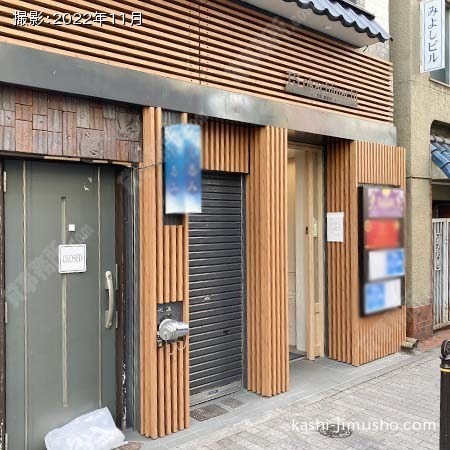 ビル入口前面