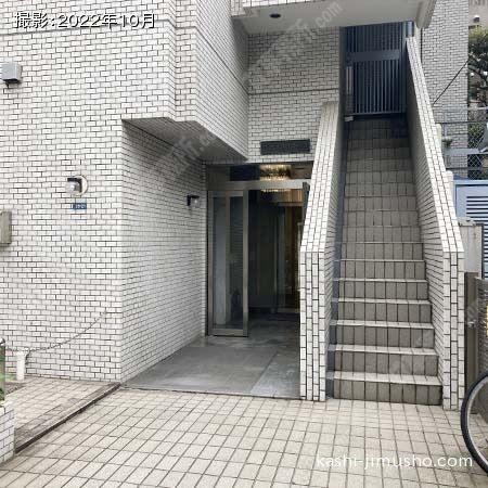 ビル入口前面