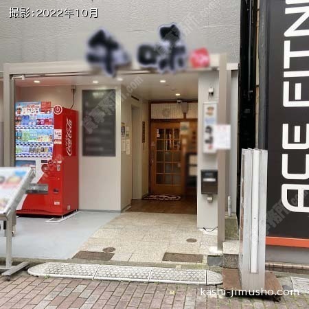 ビル入口前面