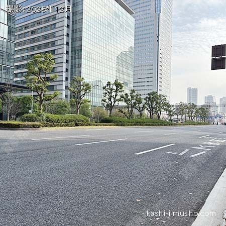 前面道路(晴海通り)