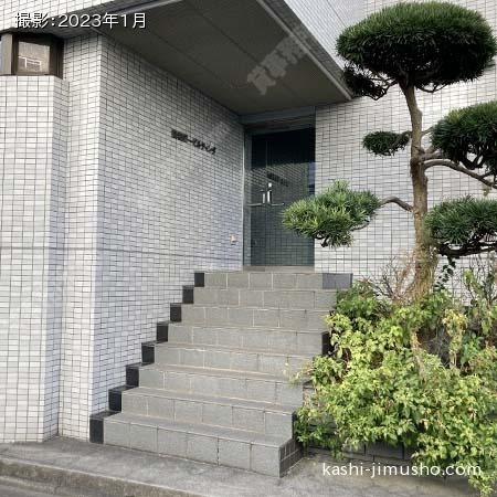 ビル入口前面