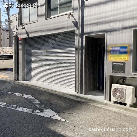 建物入口前面