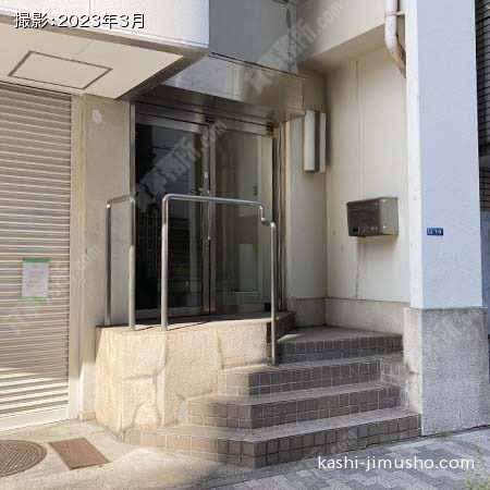 ビル入口前面