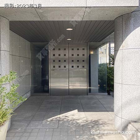 建物入口前面