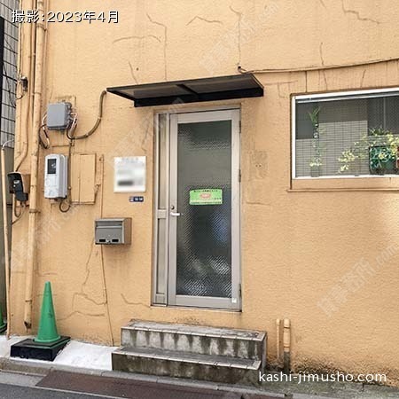 ビル入口前
