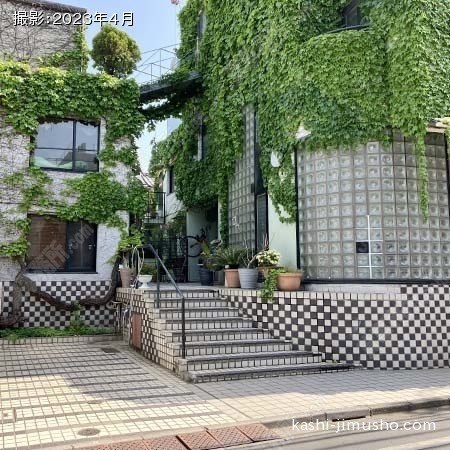 建物入口前面