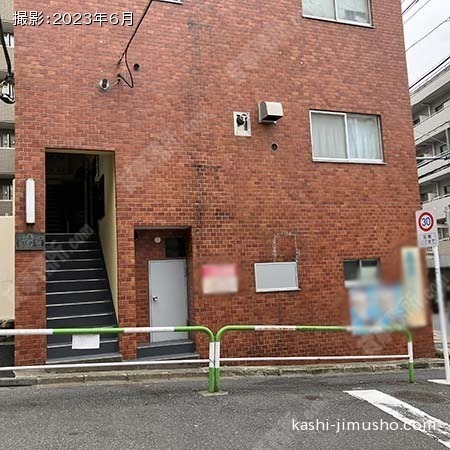 ビル入口前面