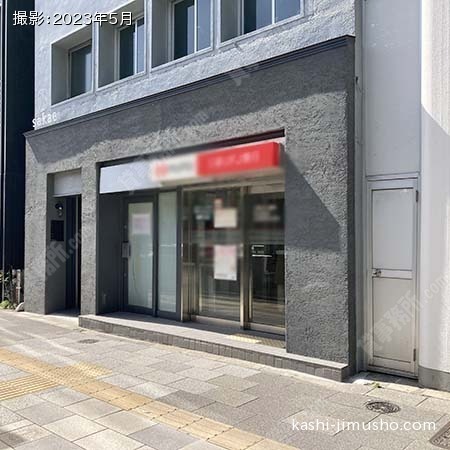 ビル入口前面