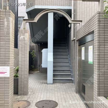 建物入口前面