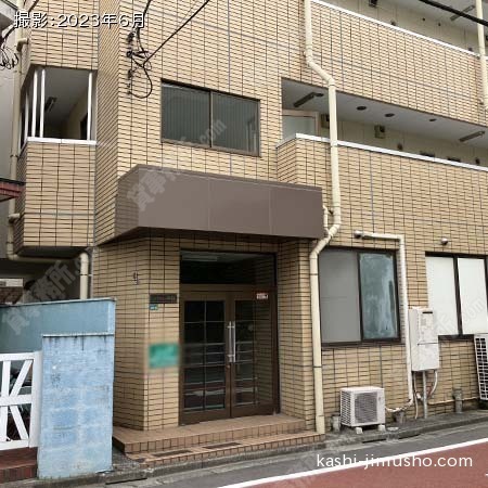 ビル入口前面