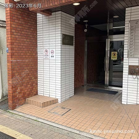 建物入口前面