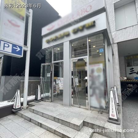 ビル入口前面