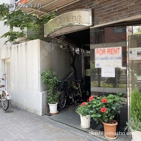 ビル入口前