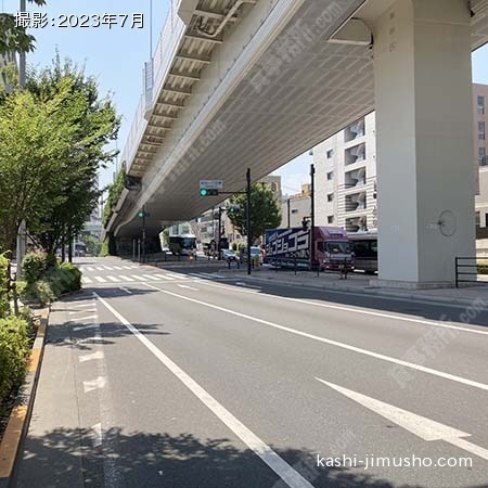 前面道路(山手通り)