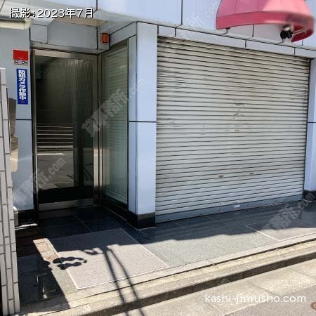 ビル入口前面