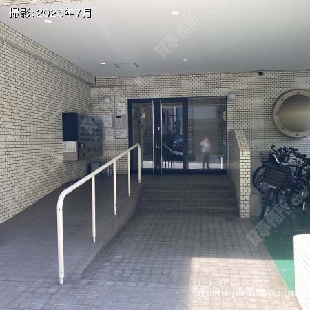 建物入口前面