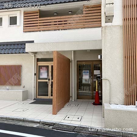 建物入口前面