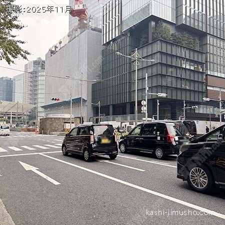 前面道路(八重洲通り) 前面道路(八重洲通り)