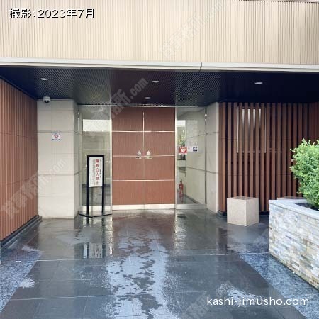建物入口前