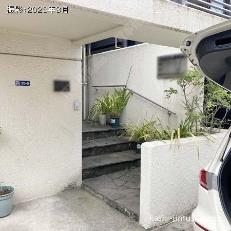 建物入口前面