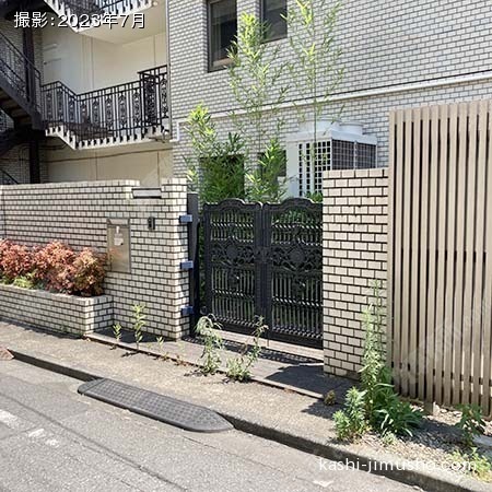 ビル入口前