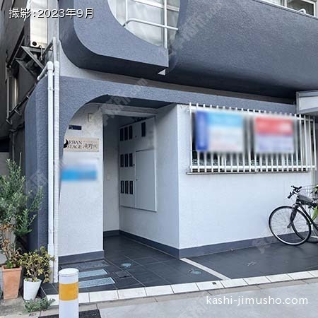 ビル入口前面