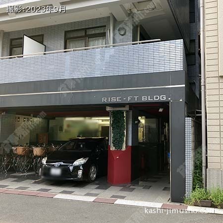 ビル入口前面